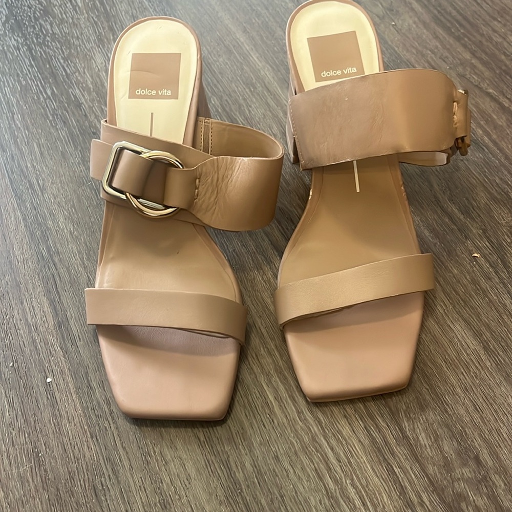 Gently worn, 7.5, heel, nude